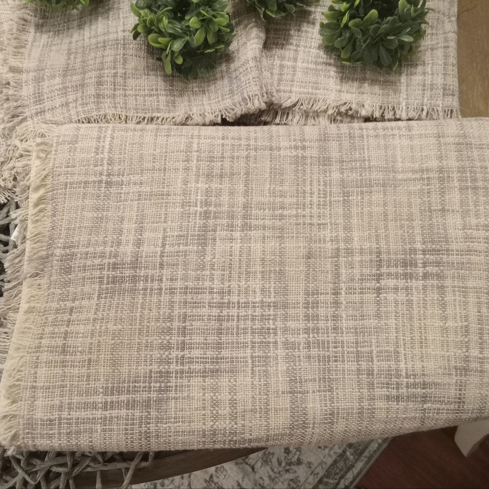 Table Linens - Picture 2 of 5